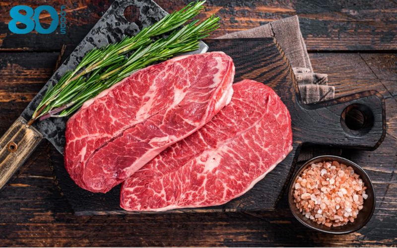 Lõi vai non bò Mỹ cắt nướng là phần thịt được cắt ra từ vùng cổ của con bò 