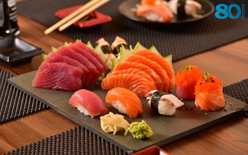 Thịt cá hồi béo ngọt được thưởng thức cùng nước tương và mù tạt 