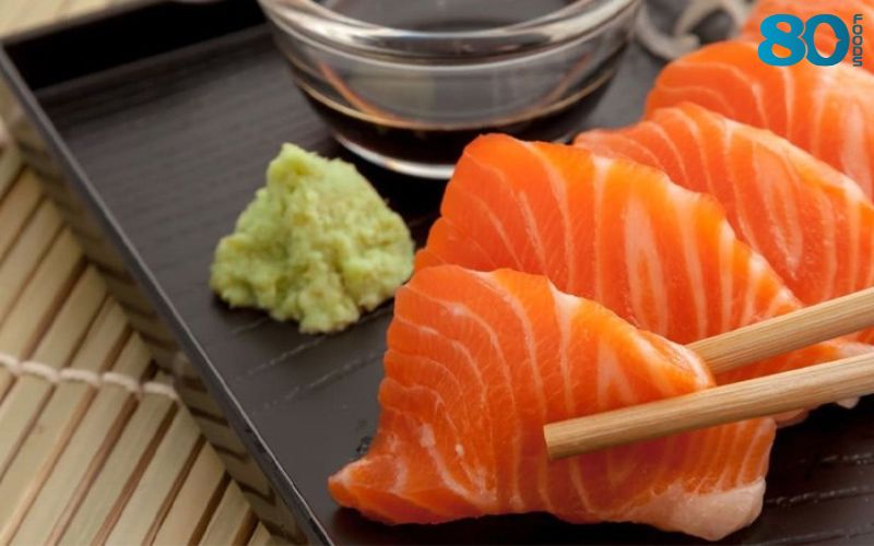 Ắn Sashimi cùng mù tạt 