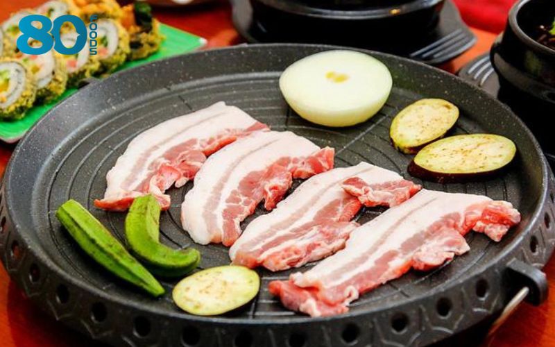 Thịt ba chỉ bò Mỹ cắt nướng kết hợp với nước sốt ướp nướng Bulgogi tạo nên hương vị tuyệt vời 