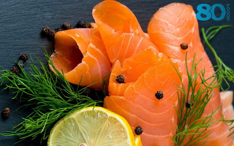 Uớp cá hồi Nuy hun khói cắt lát trong khoảng 1 tiếng đồng hồ để cá ngấm gia vị 
